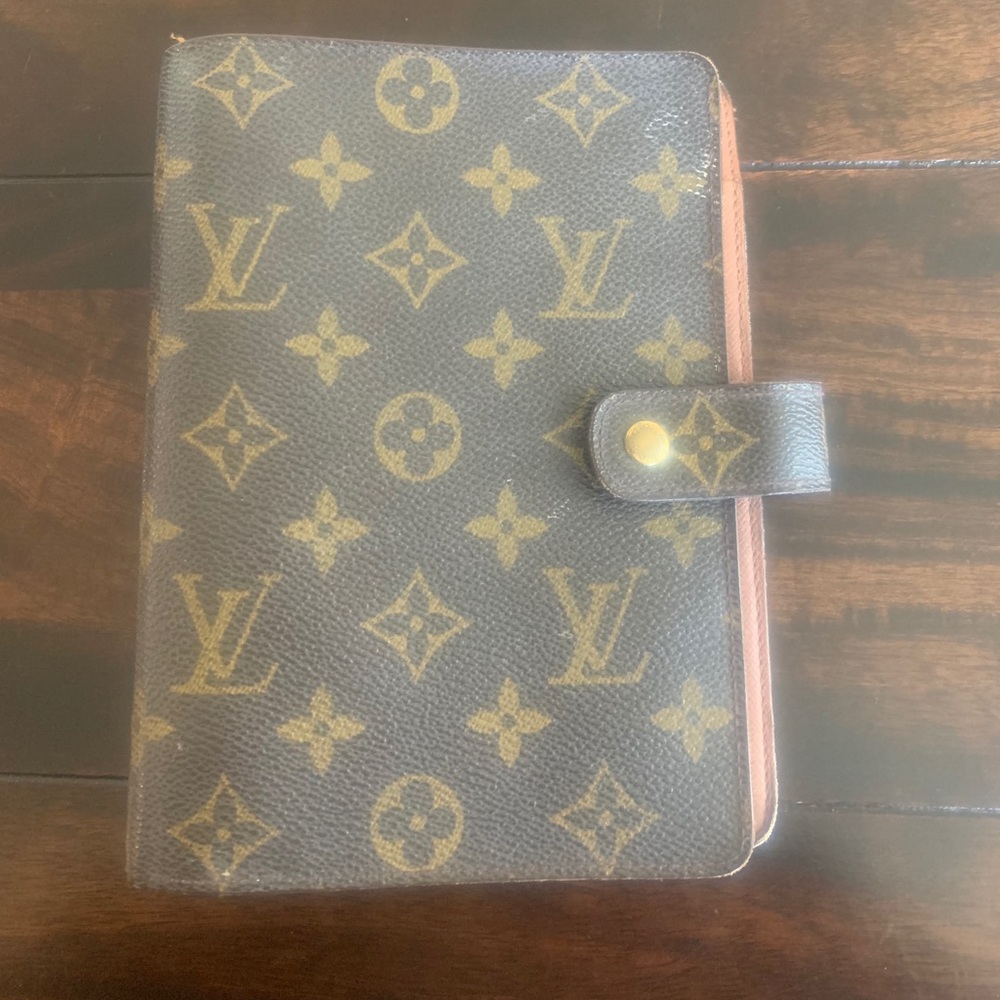 Louis Vuitton medium ring agenda